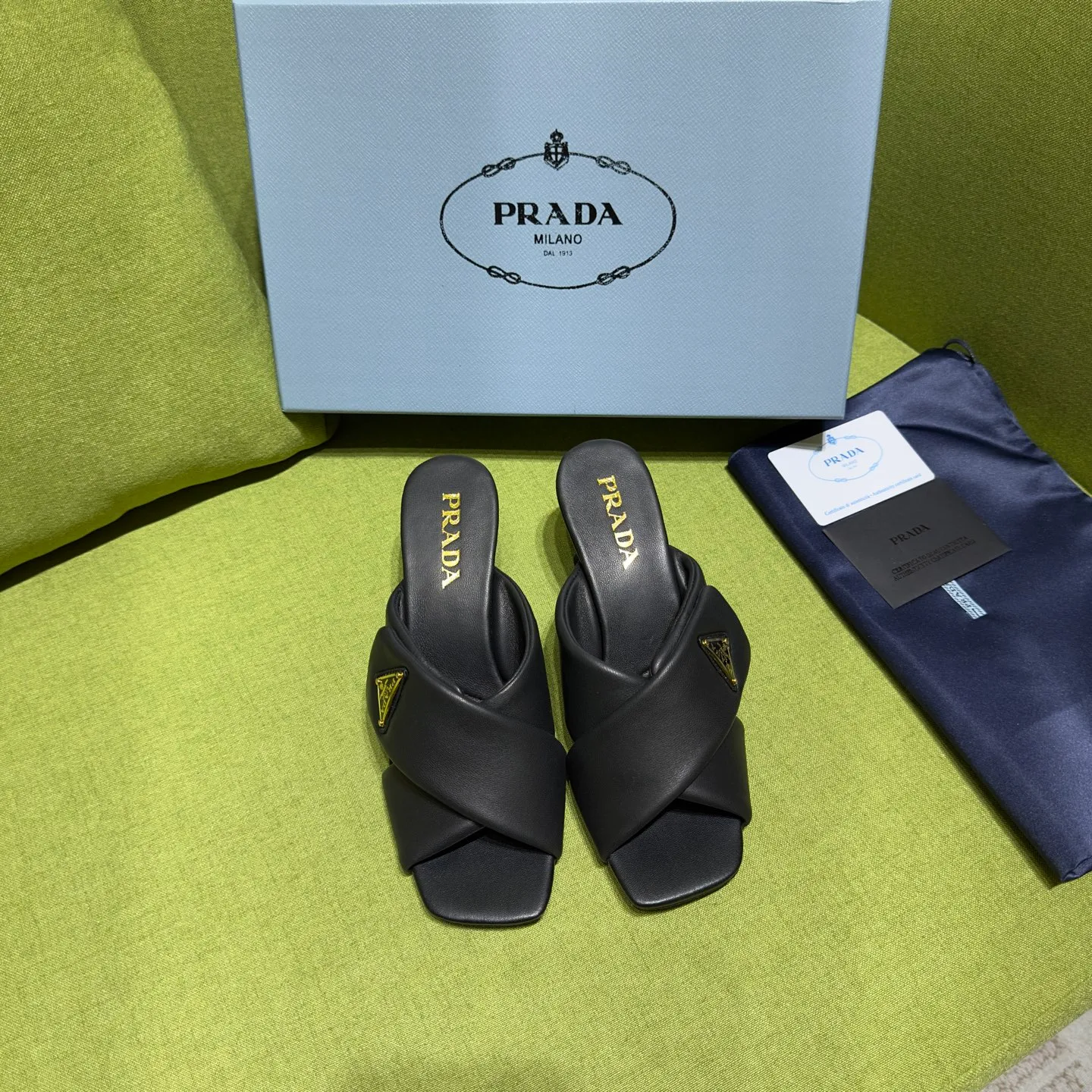 👟👟Ex-factory price 540👟👟 Prada 25ss new style for early spring🔥🔥✨ 🌟 Recommended by major bloggers in Xiaohongshu, developed 1-1 to highlight classic charm. Open molded outsole. Imported mixed breed sheep lining. This sandal embodies a modern design with Nappa leather, a soft-touch padding that accentuates the silhouette. Decorated with an enameled triangle metal logo for added recognition. Enamel-coated metal triangle logo Leather sole decorated with metal letter logo Lacquered heel, height 65 mm Size: 35 to 42 (40-42 customized, non-refundable)